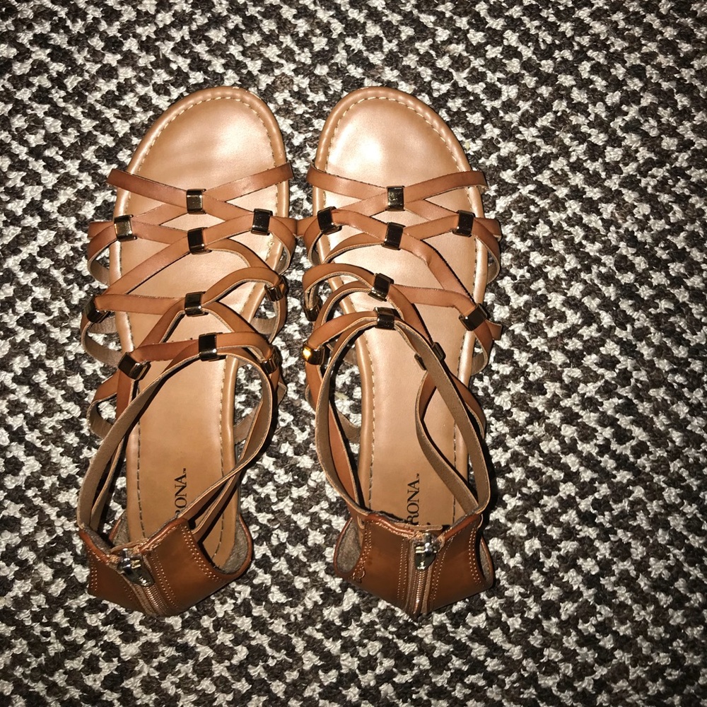 MERONA crisscrossed gold stud sandals